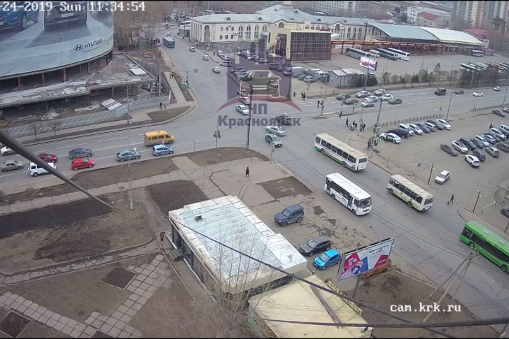 Авария произошла на светофоре на пересечении улиц Весны — Взлётная Авария произошла на светофоре на пересечении улиц Весны — Взлётная