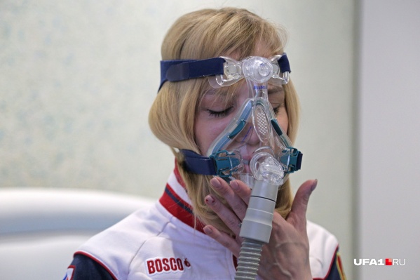 Это Татьяна, и ее легкие работают только на 20 процентов. Аппарат помогает девушке дышать Это Татьяна, и ее легкие работают только на 20 процентов. Аппарат помогает девушке дышать