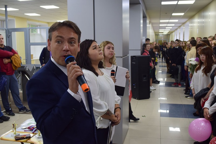 Роман Силкин на торжественной линейке в колледже Роман Силкин на торжественной линейке в колледже