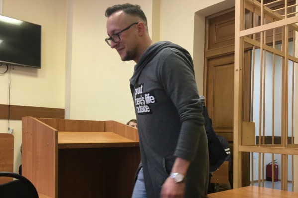Кирилл Попутников выложил фото с неприличной надписью в соцсети. Теперь его за это судят Кирилл Попутников выложил фото с неприличной надписью в соцсети. Теперь его за это судят 