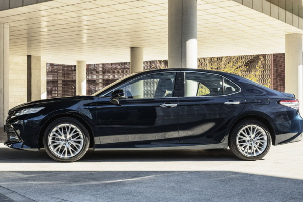Camry стоит минимум 1,573 миллиона рублей Camry стоит минимум 1,573 миллиона рублей