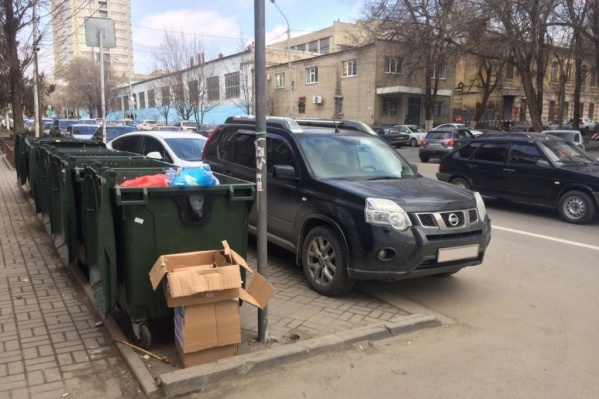 Парковка возле контейнерной площадки — это нарушение правил благоустройства Парковка возле контейнерной площадки — это нарушение правил благоустройства