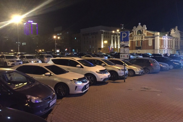 Автомобилисты пока могут оставлять ночью машины возле Краеведческого музея Автомобилисты пока могут оставлять ночью машины возле Краеведческого музея
