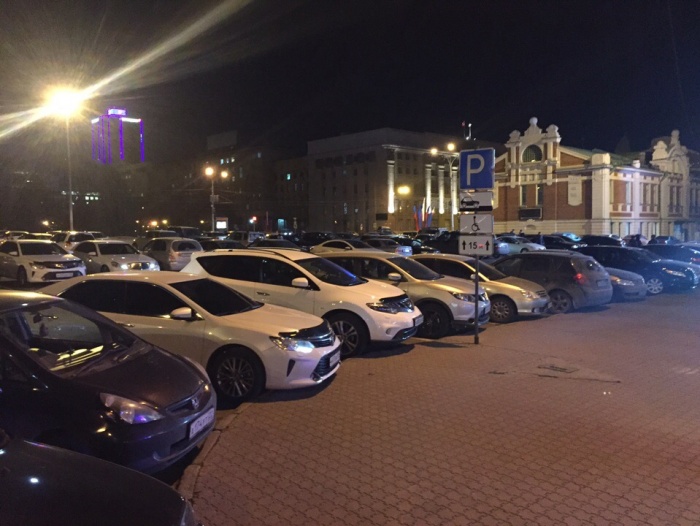 Автомобилисты пока могут оставлять ночью машины возле Краеведческого музея Автомобилисты пока могут оставлять ночью машины возле Краеведческого музея