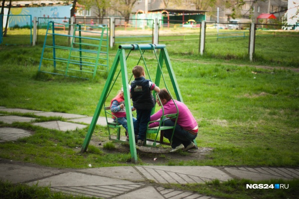 Мать троих детей сбежала от мужа после череды угроз и оскорблений Мать троих детей сбежала от мужа после череды угроз и оскорблений
