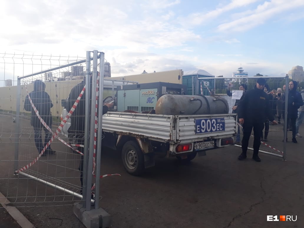 Стройплощадку в сквере у Драмы разобрали, а забор ещё стоит: онлайн-трансляция