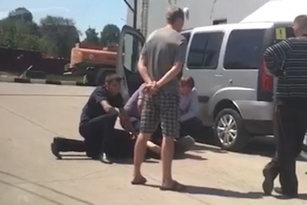 Полицейские задержали пока двух подозреваемых Полицейские задержали пока двух подозреваемых