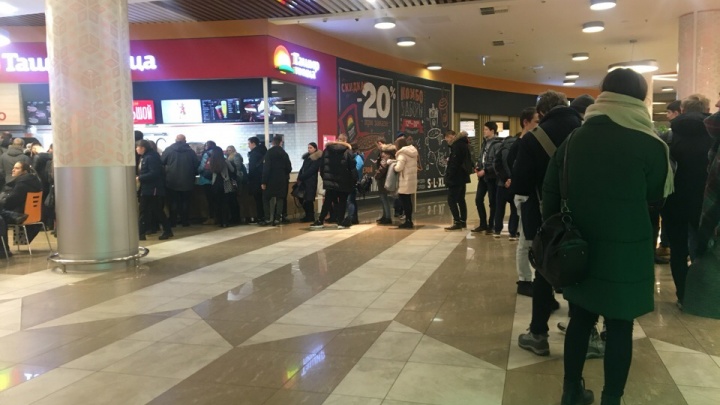В торговом центре «Аура» ярославцы выстроились в гигантскую очередь: что там раздают