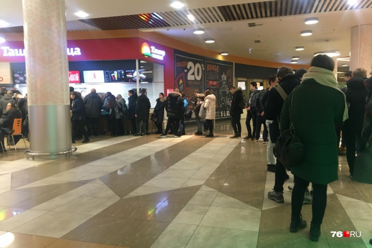 В очереди в основном молодёжь В очереди в основном молодёжь