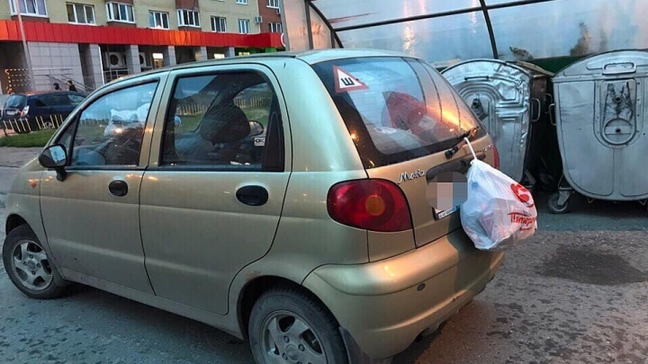 «Я паркуюсь, как...»: Matiz с мусором на Широтной и KIA, загородившая проезд на Хохрякова