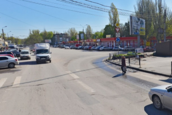 Водитель не пропустил бабушку на пешеходном переходе Водитель не пропустил бабушку на пешеходном переходе
