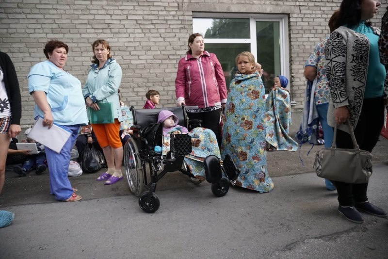 Эвакуированные пациенты кутались в одеяла Эвакуированные пациенты кутались в одеяла