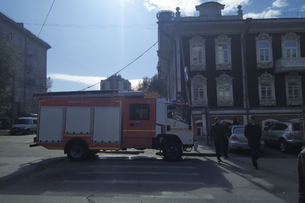 Сегодня после полудня к Дому купца Сурикова на Ленина, 11 приехали две пожарные машины Сегодня после полудня к Дому купца Сурикова на Ленина, 11 приехали две пожарные машины