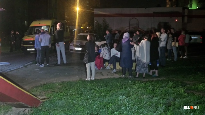 Треть эвакуированных выводили из задымленного подъезда в дыхательных масках Треть эвакуированных выводили из задымленного подъезда в дыхательных масках