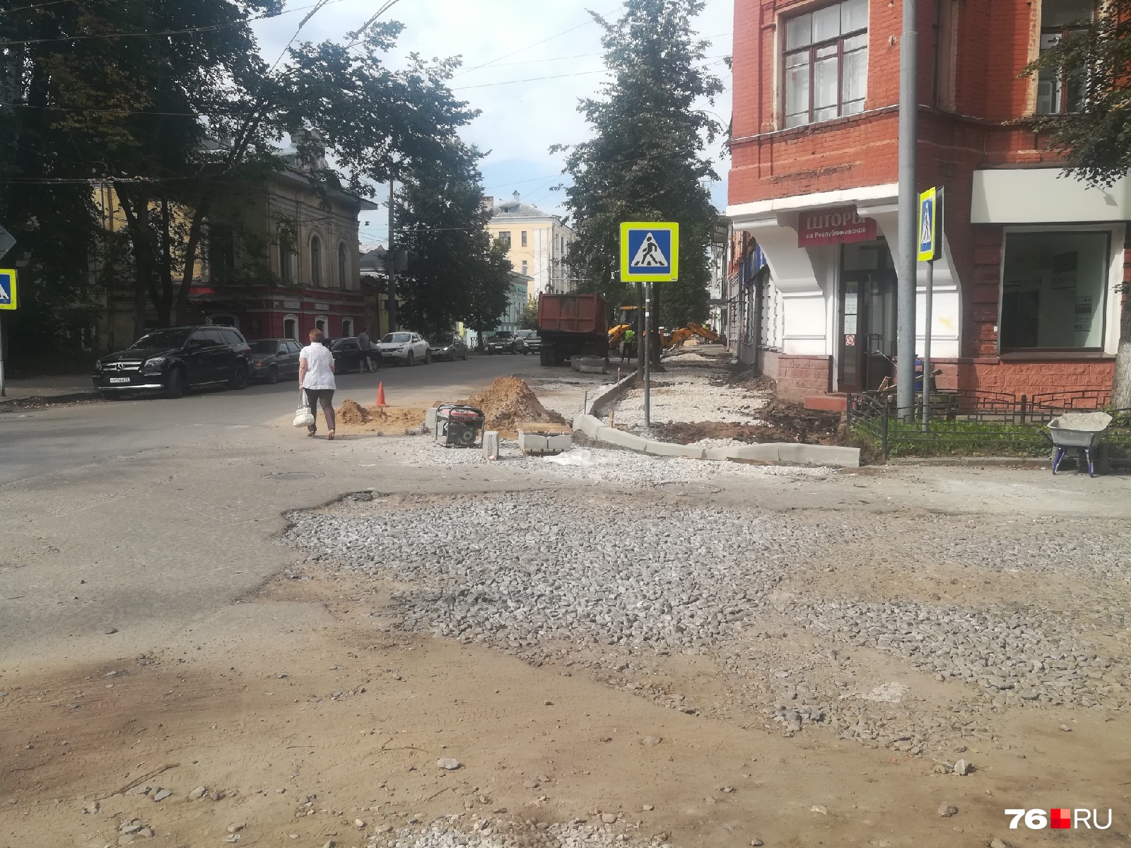 Пешеходам приходится ходить по проезжей части Пешеходам приходится ходить по проезжей части