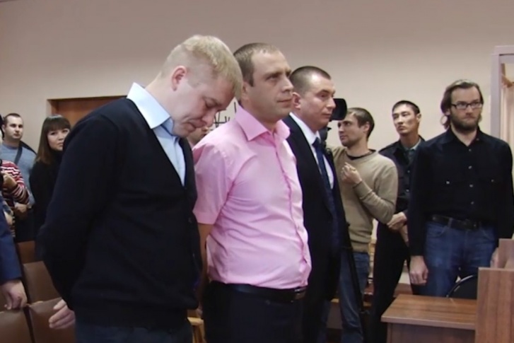 Дениса Кольцова (в центре) вместе с коллегами признали невиновным, и он просил компенсировать все траты на адвокатов, еду и предметы первой необходимости в СИЗО Дениса Кольцова (в центре) вместе с коллегами признали невиновным, и он просил компенсировать все траты на адвокатов, еду и предметы первой необходимости в СИЗО