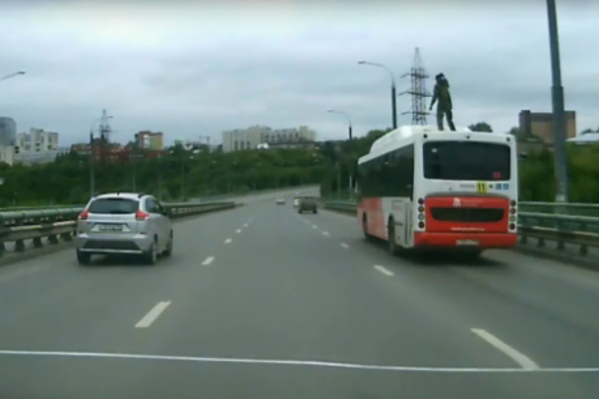 Смельчак танцует прямо на крыше движущегося автобуса Смельчак танцует прямо на крыше движущегося автобуса