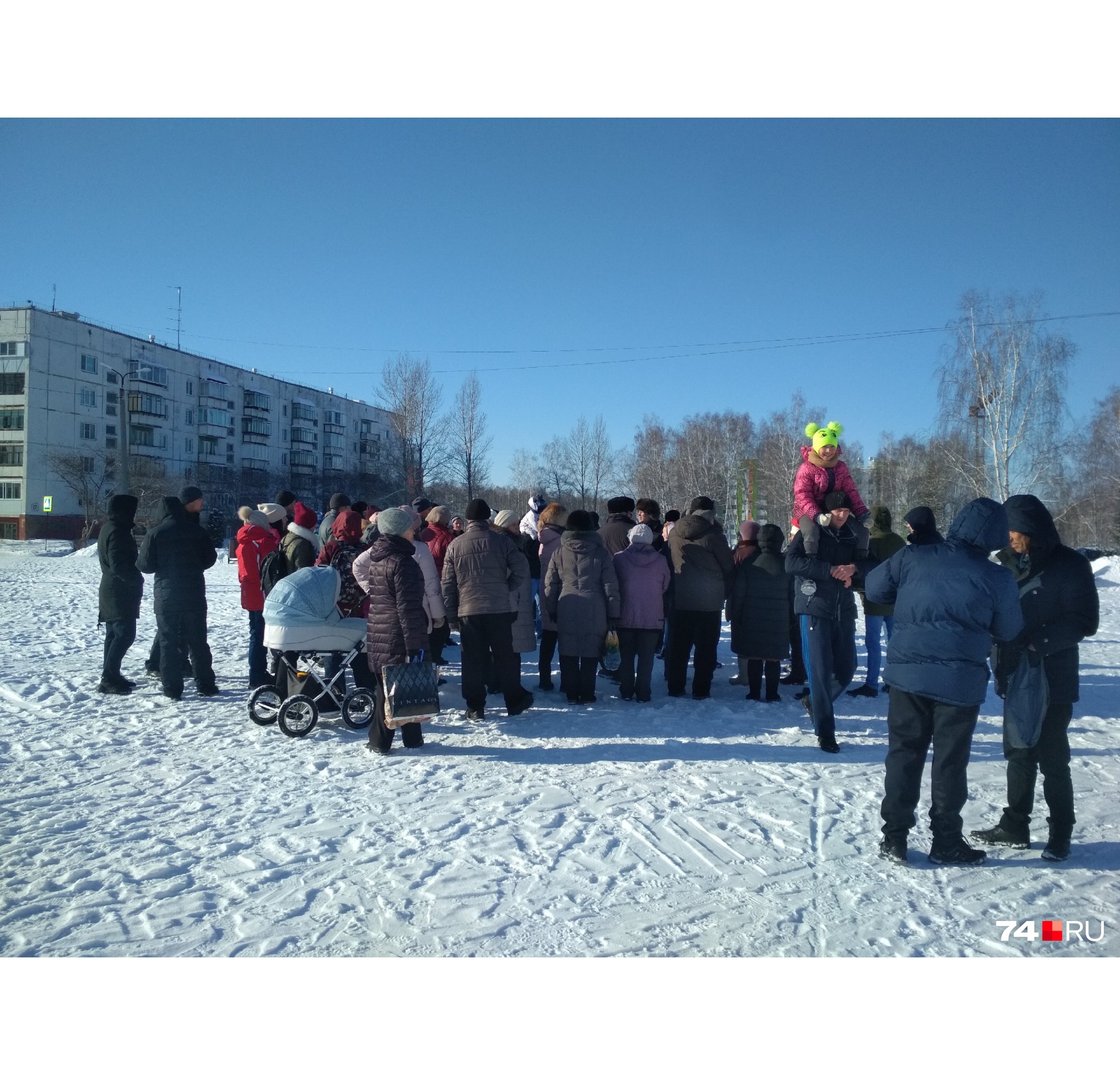 Участников становится всё больше, подтягиваются и мамы с колясками Участников становится всё больше, подтягиваются и мамы с колясками