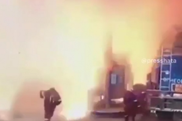 Из облака огня выбежали три человека Из облака огня выбежали три человека
