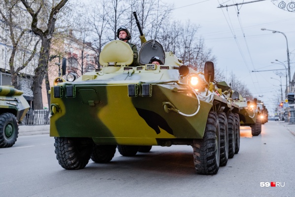 В сумерках по Октябрьской площади проехали боевые машины В сумерках по Октябрьской площади проехали боевые машины