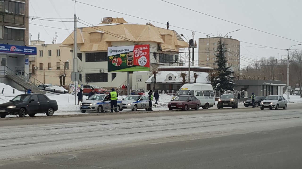 Множество экипажей ГИБДД в городе появилось сразу после взрыва в многоэтажке Множество экипажей ГИБДД в городе появилось сразу после взрыва в многоэтажке