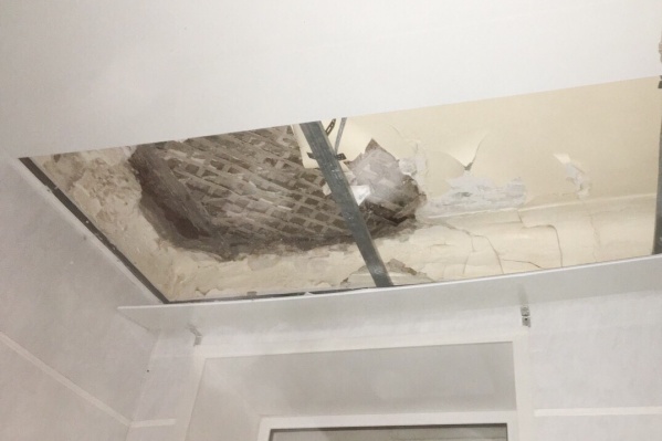 Потолок обрушился прямо на пожилого пациента Потолок обрушился прямо на пожилого пациента