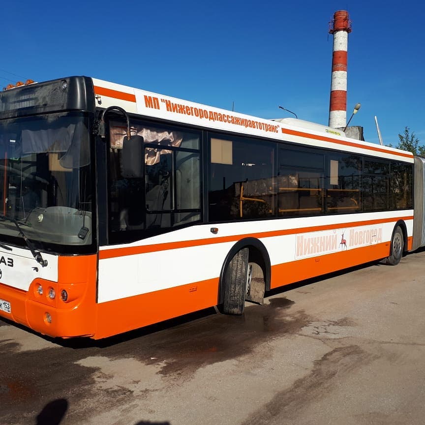 «Езжай, гармонь!»: в Нижнем Новгороде отремонтировали первый из 29 сломанных автобусов-гармошек