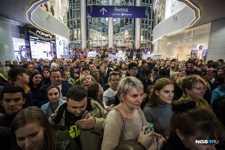 Больше тысячи новосибирцев пришли на розыгрыш главного приза и концерт Юлианны Карауловой