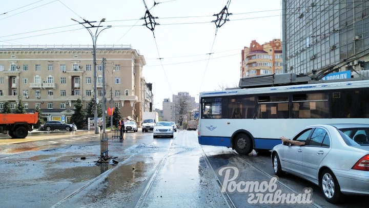 В Ростове в районе Театральной площади на проезжей части прорвало трубу