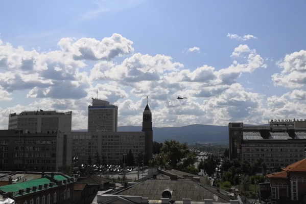 Истребитель пролетел прямо над центром города Истребитель пролетел прямо над центром города