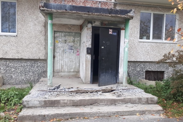 Так выглядит подъезд дома, где рухнул козырек Так выглядит подъезд дома, где рухнул козырек