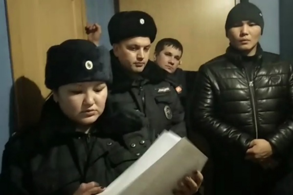Сотрудники полиции в форме и в гражданской одежде пришли за Алматом Абдыкалыковым. Его подозревают в том, что он избил мужчину с пистолетом Сотрудники полиции в форме и в гражданской одежде пришли за Алматом Абдыкалыковым. Его подозревают в том, что он избил мужчину с пистолетом