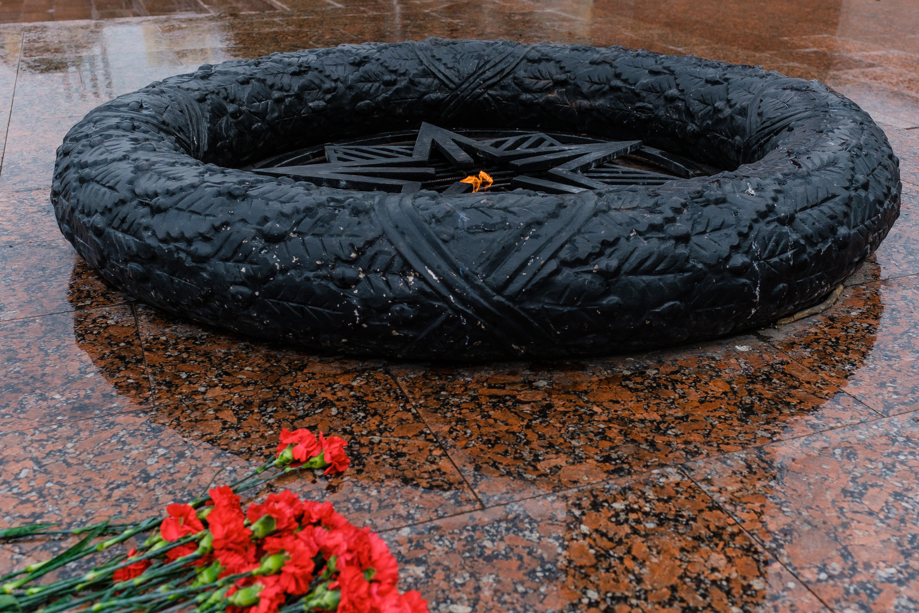Когда специалисты приехали к Уральскому добровольческому корпусу, на мемориале уже лежали гвоздики