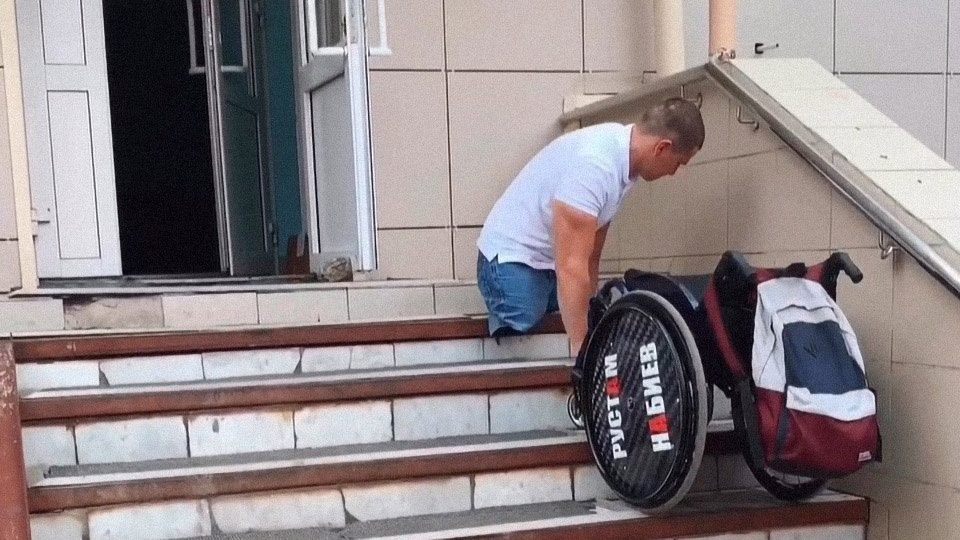Инвалид вынужден был спуститься со своего кресла и взбираться на крыльцо ползком Инвалид вынужден был спуститься со своего кресла и взбираться на крыльцо ползком