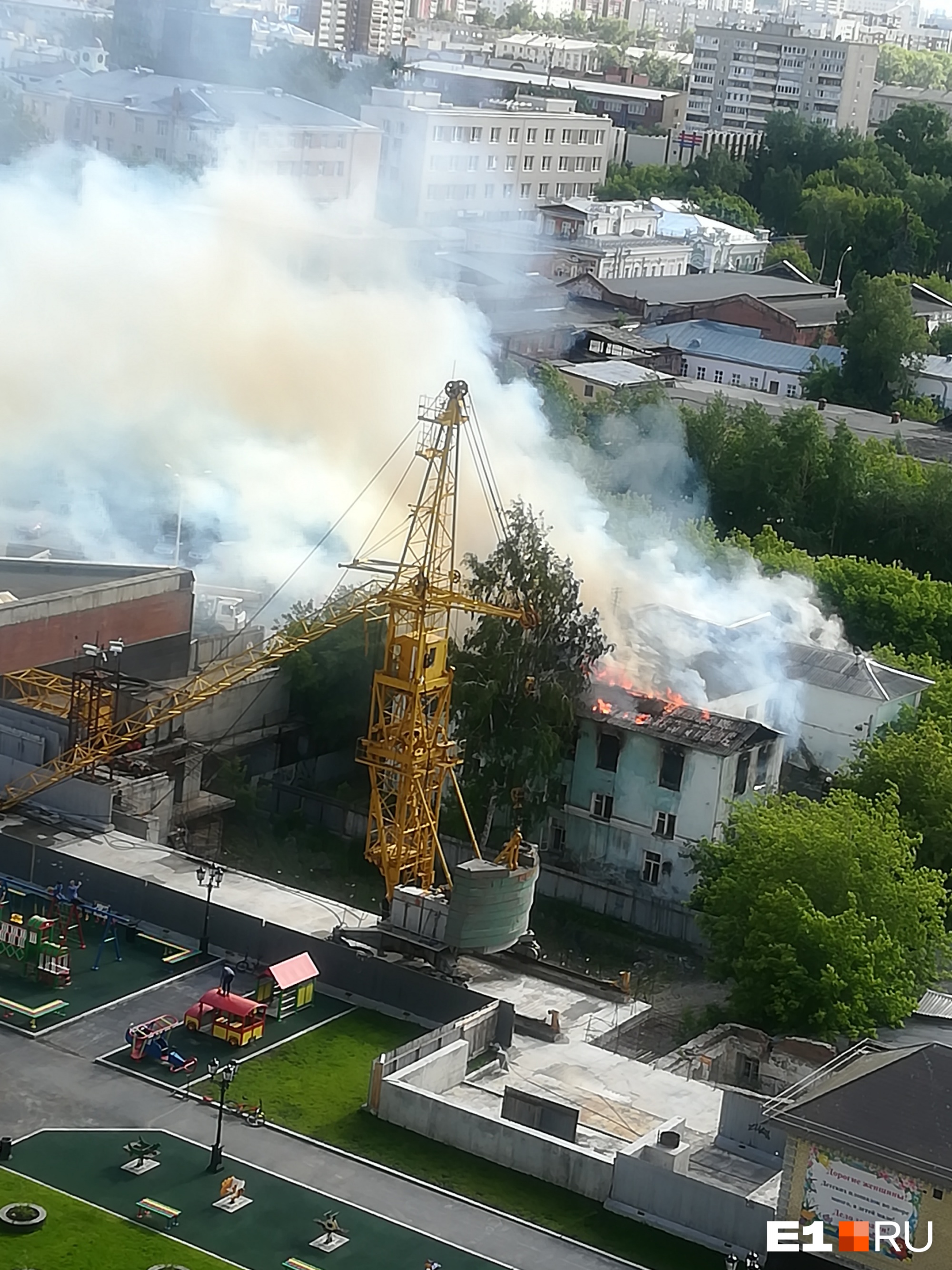 На Розы Люксембург загорелась Австрийская церковь XIX века