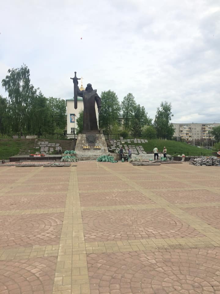 Сняли плитку рядом с «Седым Уралом»: в Екатеринбурге начали ремонтировать площадь Обороны