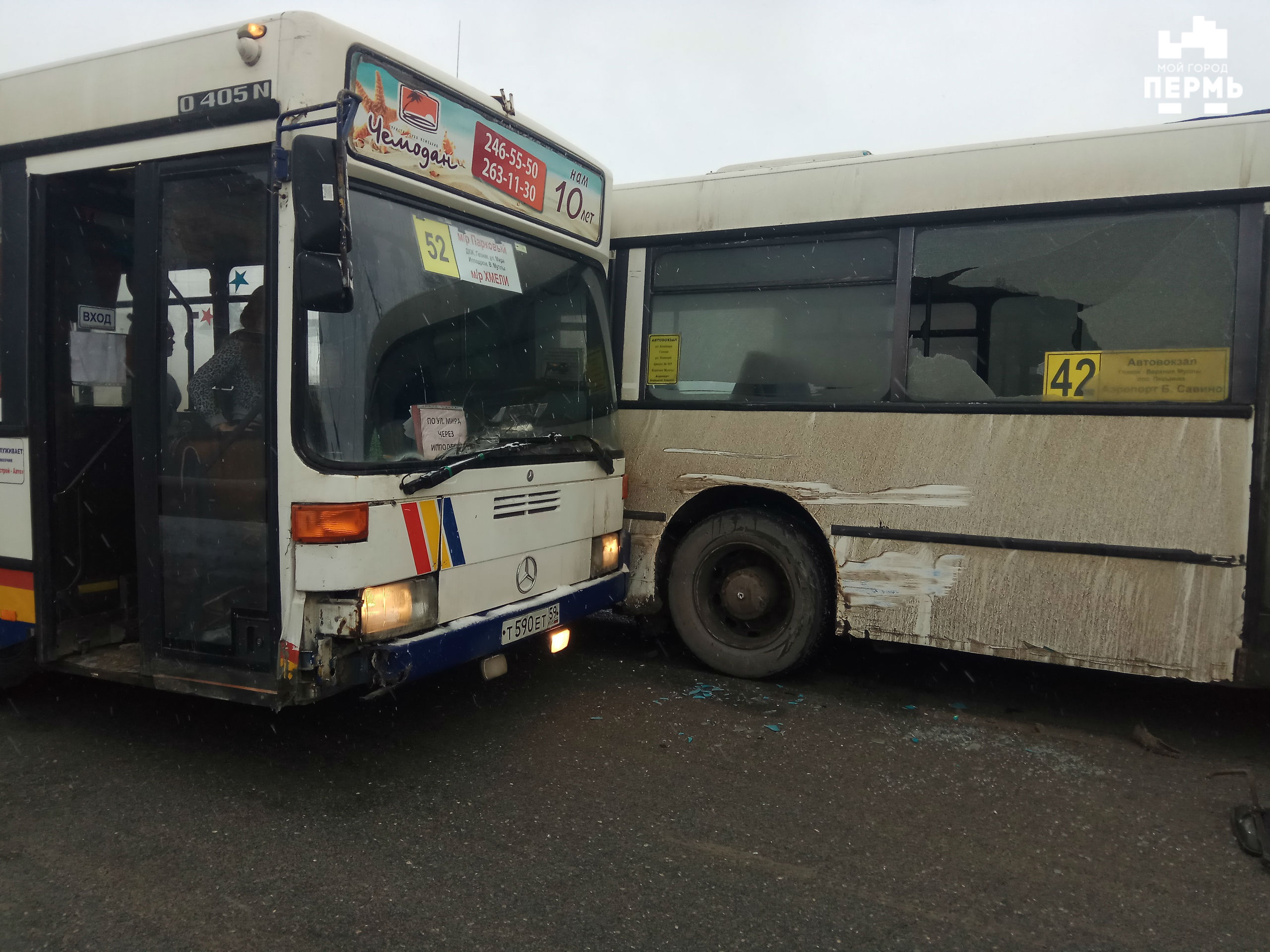 Выбило стекло: в Перми столкнулись два автобуса