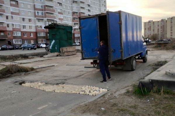 Ярославец засыпал яму на улице Бабича Ярославец засыпал яму на улице Бабича