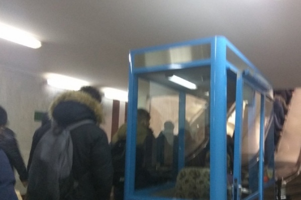 Народ столпился у эскалатора Народ столпился у эскалатора