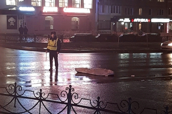 Водитель за рулем автомобиля «Лада-Калина» насмерть сбил местного жителя и скрылся Водитель за рулем автомобиля «Лада-Калина» насмерть сбил местного жителя и скрылся