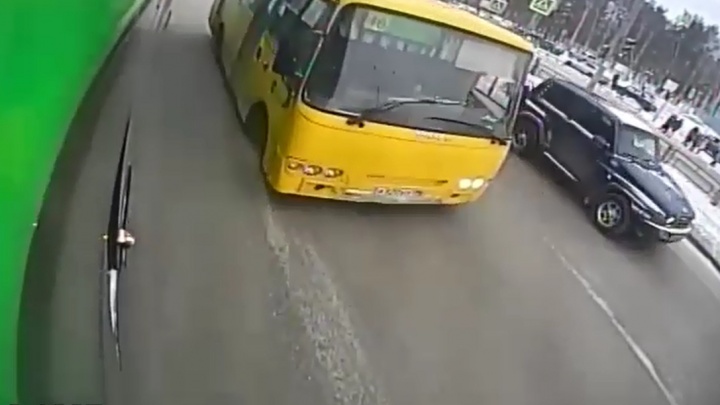 Переживал из-за упавшей пассажирки: в Екатеринбурге водитель автобуса умер после аварии с маршруткой