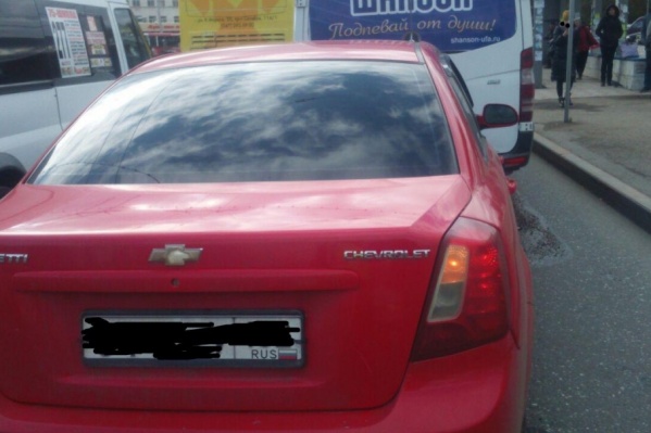 Автомобиль столкнулся с движущимся впереди автобусом Автомобиль столкнулся с движущимся впереди автобусом
