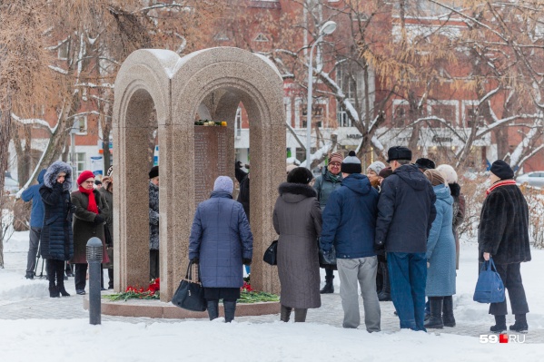 К мемориалу жертвам пожара в «Хромой лошади» приносят свечи и цветы К мемориалу жертвам пожара в «Хромой лошади» приносят свечи и цветы
