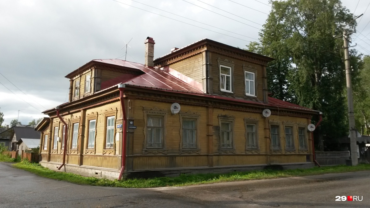 Дом купца Мокеева. Крыша и окна у этого памятника почти как в начале XX века. Селфи на фоне? Спутниковые тарелки можно зафотошопить