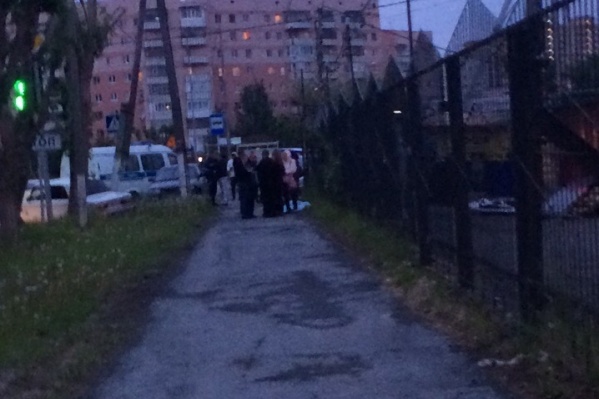 Женщину пытались реанимировать врачи скорой, но не смогли спасти её Женщину пытались реанимировать врачи скорой, но не смогли спасти её 
