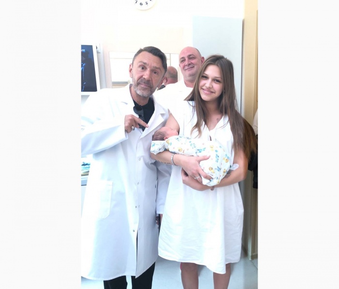 Сергей Шнуров пришёл поздравить с рождением ребёнка Валерию Сергей Шнуров пришёл поздравить с рождением ребёнка Валерию
