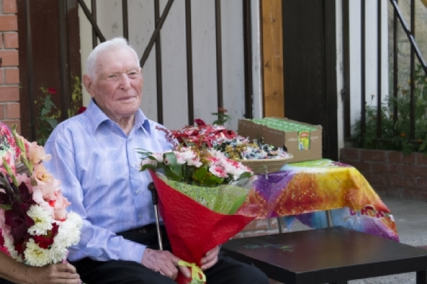 100-летний житель Новосибирска Иван Чунарев (на фото справа) 100-летний житель Новосибирска Иван Чунарев (на фото справа)