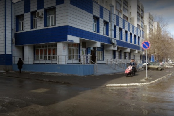 Мужчина выпал с балкона на пятом этаже на козырек поликлиники Мужчина выпал с балкона на пятом этаже на козырек поликлиники