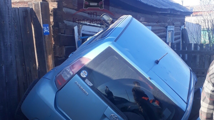 Женщина на «Тойоте» протаранила жилой дом в Берёзовке и перевернулась