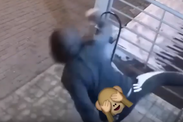 Молодой человек явно не контролировал свои действия и эмоции. Но удар ногой с разворота у него шикарный Молодой человек явно не контролировал свои действия и эмоции. Но удар ногой с разворота у него шикарный